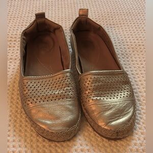 Women’s Clarks Espadrilles Flats Metallic Gold size 9